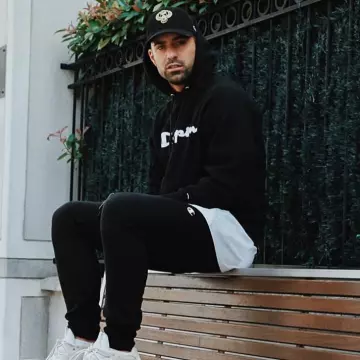 Chándal negro Champion de Vincent Queijo en su cuenta de Instagram