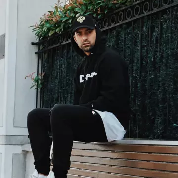 La sudadera con capucha negra Champion de Vincent Queijo en su cuenta de Instagram