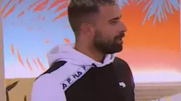 Le sweatshirt à capuche Fila de Vincent Queijo dans Les Anges 10