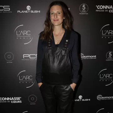 La salopette en cuir portée par Camille Cottin lors de la première du film Connasse, Princesse des cœurs le 23 avril 2015
