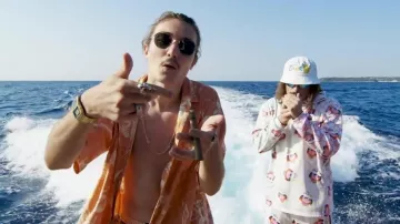 Les lunettes de soleil en metal de Charles Vicomte dans le clip "Champagne & Pétou" de Lorenzo