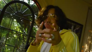 La montre dorée Casio de Charles Vicomte dans le video clip "Champagne & Pétou" de Lorenzo