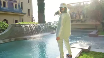 Le pantalon de survêtement bleu ciel de Lorenzo dans le video clip "Champagne & Pétou" ft. Charles Vicomte