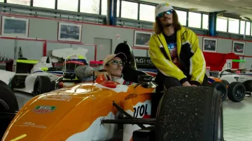 La casquette rose Mercedes de Charles Vicomte dans le clip "Champagne & Pétou" de Lorenzo