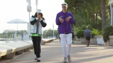 Les lunettes de soleil noires de Charles Vicomte dans le video clip "Champagne & Pétou" de Lorenzo