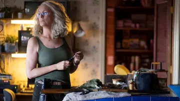 The tank top with khaki Laurie Strode (Jamie Lee Curtis) in Halloween (2018)
