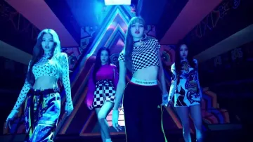 Skirt worn by Jisoo as seenn in ‘뚜두뚜두 (DDU-DU DDU-DU)’ music video of BLACKPINK