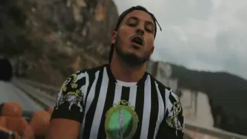 Le t-shirt rayé noir et blanc Versace de Hornet la Frappe dans La Peuf #3 (Freestyle) (21/09 ‘Dans Les Yeux’)
