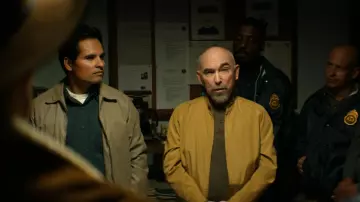 La chemise vert foncé d' Enrique Camarena aka Kiki (Michael Peña) dans Narcos: Mexico S01E06