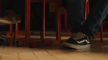 La paire de Vans Old Skool noires de Benjamin (William Lebghil) dans Première année