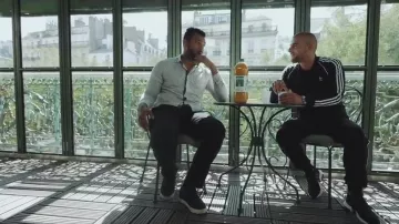 Zapatillas negras de Sofiane en Rentre dans le Cercle (S2E7 con La Fouine, Soumeya, T.H, Béné...)