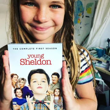 Caja de DVD de la temporada 1 de Young Sheldon de Raegan Revord en la cuenta de Instagram de @raeganrevord