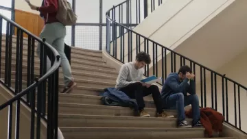 The pair of sneakers Veja of Antoine (Vincent Lacoste) in First year