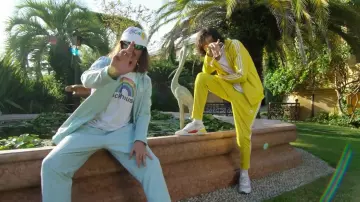 Les sneakers blanches avec semelles couleurs de Charles Vicomte dans le clip "Champagne & Pétou" de Lorenzo