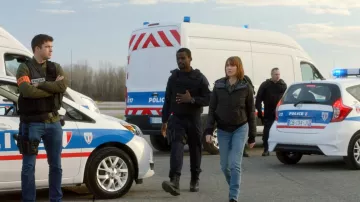 Le blouson Canada Goose du Capitaine Sandrine Arnaud (Marie-Josée Croze) dans Jack Ryan S01E02