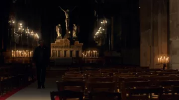 Le père Morel (Bob Sanzey) Église Saint-Merry, à Paris comme dans Jack Ryan S01E02