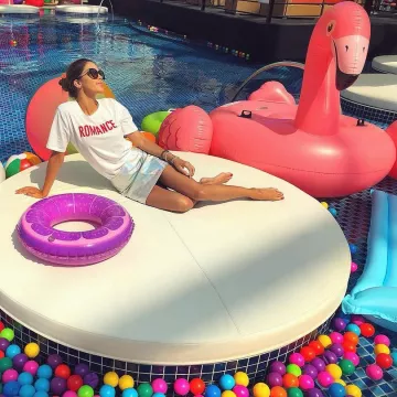The buoy pink flamingo inflatable giant Iris Mittenaere on his account Instagram
