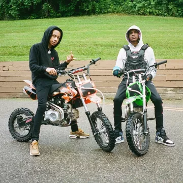 Zapatillas doradas Nike Air Max de YBN Nahmir en la cuenta de Instagram @ybnnahmir