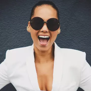Round Oversize sunglasses worn by Alicia Keys on Instagram