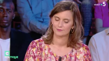 The earrings creoles Camille Girerd in the show C policy 9/09/18