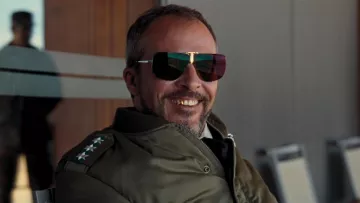 Les lunettes de soleil 'Boris Becker' 4804C by Polaroid portées par le Colonel de la Police (Fernando Guillén Cuervo) dans Quantum of Solace