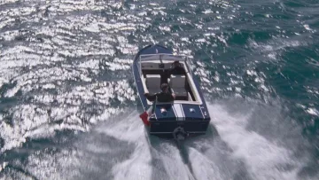 Le bateau Sunseeker Sovereign 17 qui transporte James Bond (Daniel Craig) dans Quantum of Solace