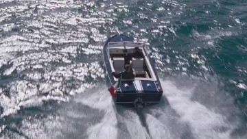 Le bateau Sunseeker Sovereign 17 qui transporte James Bond (Daniel Craig) dans Quantum of Solace