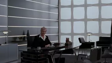 La lampe Louis Poulsen dans le bureau de M (Judi Dench) dans Quantum of Solace