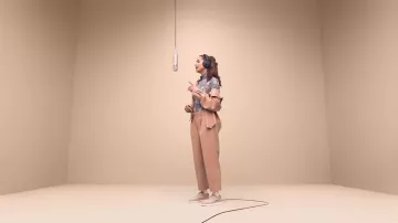 Los pantalones de franela rosa de Snoh Aalegra en su video musical Fool For You (A Colors Show)