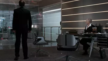 Les chaises de bureau argentées Intersthul de M (Judi Dench) dans Quantum of Solace