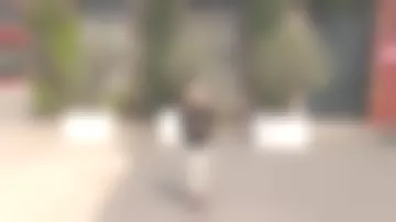 Le pantalon blanc à bandes noires The Kooples porté par Sophie Davant dans Affaire conclue du 10 septembre 2018