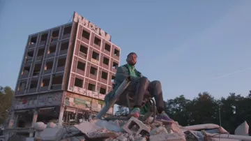 El par de zapatillas Adidas NMD HU de Disiz en su clip Kaïju / Disizilla
