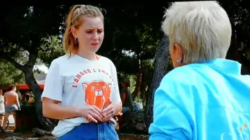The t-shirt "love wins" of Violet (Charlie Loiselier) in Camping Paradise episode crossover Josephine Guardian Angel