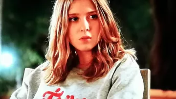 The gray sweater "star" of Violet (Charlie Loiselier) in Camping Paradise x Josephine Guardian Angel