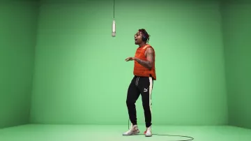 Pantalones de chándal Puma usados por Doctur Dot "Eian Undrai Parker" de EarthGang en el video musical up (A Colors Show)