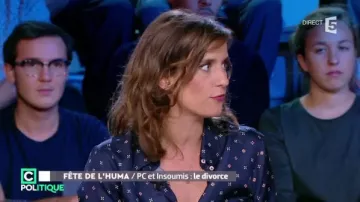 The blue shirt with print of Camille Girerd in C Policy 17/09/17