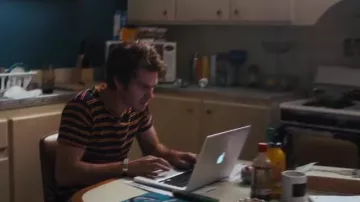 The Apple computer MacBook of Sam (Andrew Garfield) in Under the Silver Lake