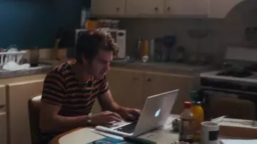 L'ordinateur Apple MacBook de Sam (Andrew Garfield) dans Under the Silver Lake