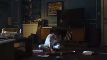 L'affiche du film Creature From The Black Lagoon chez Sam (Andrew Garfield) dans Under the Silver Lake