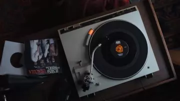 Le vinyl de Jesus & The Brides of Dracula de Sam (Andrew Garfield) dans Under the Silver Lake