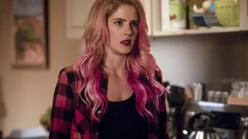 Camisa a cuadros rosa usada por Felicity Smoak (Emily Bett Rickards) como se ve en Arrow S07E01