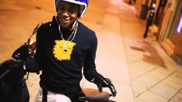 Le pull bulldog de Ratepi dans son video clip Mission