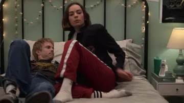 Les chaussettes blanches Adidas de Casey Gardner (Brigette Lundy-Paine) dans Atypical S02E01