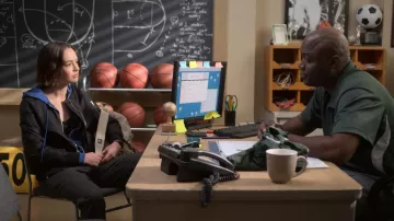 Le bomber noir Topshop de Casey Gardner (Brigette Lundy-Paine) dans Atypical S02E01