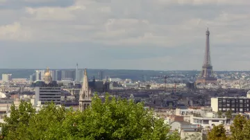 Le clocher de l’église Saint-Joseph-des-Nations depuis le Parc de Belleville dans la série Jack Ryan S01E03