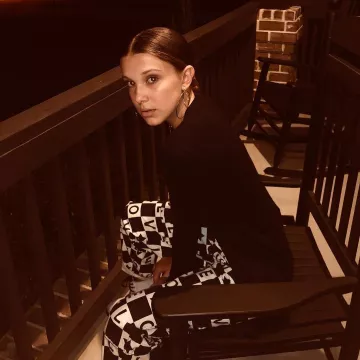 The pants checkered Topshop of Millie Bobby Brown on his account Instagram @milliebobbybrown
