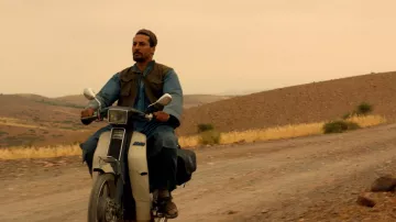 The scooter Yamaha v50 father's syrian (Mohamed Boussalem) in Jack Ryan S01E03