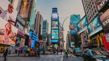 El Times Square de la ciudad de Nueva York en la serie Jack Ryan S01E05