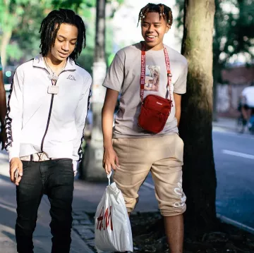 Bolso de hombro Red Supreme usado por YBN Cordae en su cuenta de Instagram @ybncordae