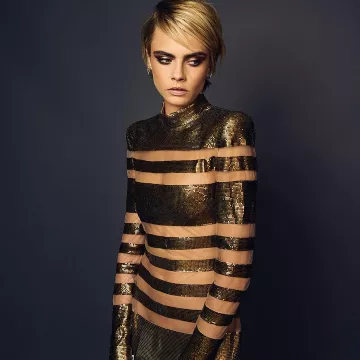 The dress Balmain golden Cara Delevingne on the account instagram @caradelevingne